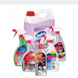 Barbara Klechammer - Zestaw środków czystości Tytan w różnych opakowaniach i kolorach, przeznaczonych do kuchni, piekarników i przypaleń, z dużym baniakiem płynu do mycia naczyń Tajfun Balsam w tle.