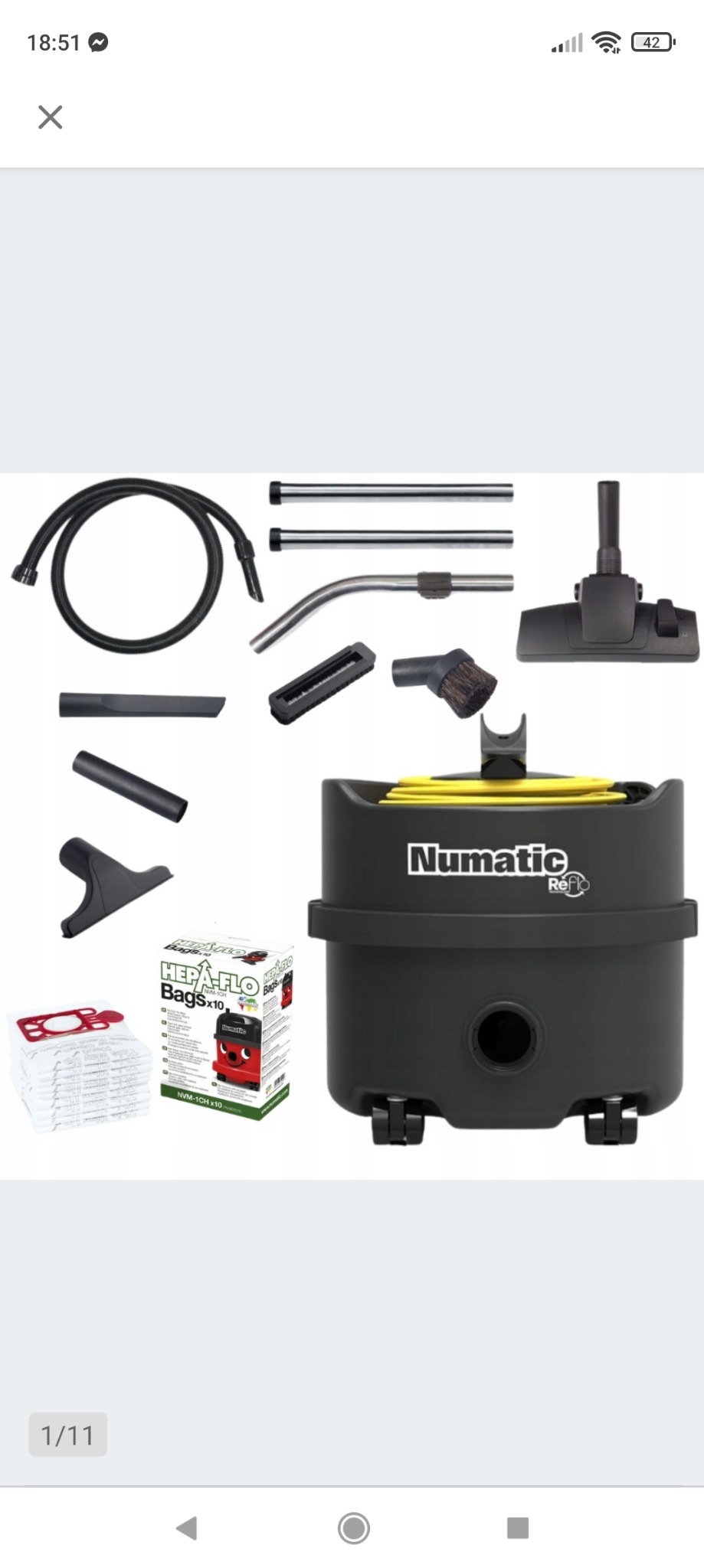 Zestaw akcesoriów do odkurzacza Numatic: rura, ssawki, szczotki i zapasowe worki HEPA-FLO, prezentowany na białym tle.