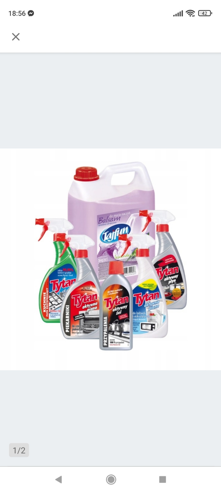 Zestaw środków czystości Tytan w różnych opakowaniach i kolorach, przeznaczonych do kuchni, piekarników i przypaleń, z dużym baniakiem płynu do mycia naczyń Tajfun Balsam w tle.