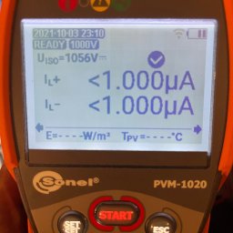 ELEKTRO-CIERBIKOWSKI KRYSTIAN CIERBIKOWSKI - Miernik Sonel PVM-1020 z wyświetlonymi wartościami pomiarowymi prądu dla instalacji. Widoczny napis 'READY 1000V' oraz wartości mniejsze niż 1.000 μA.