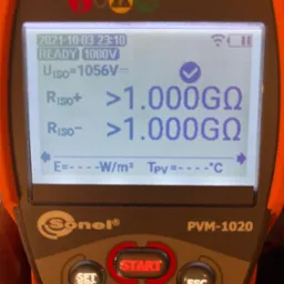 Miernik Sonel PVM-1020 z wyświetlonymi wynikami pomiaru rezystancji izolacji powyżej 1.000 GΩ, wskazujący na gotowość do pracy przy napięciu 1000V.