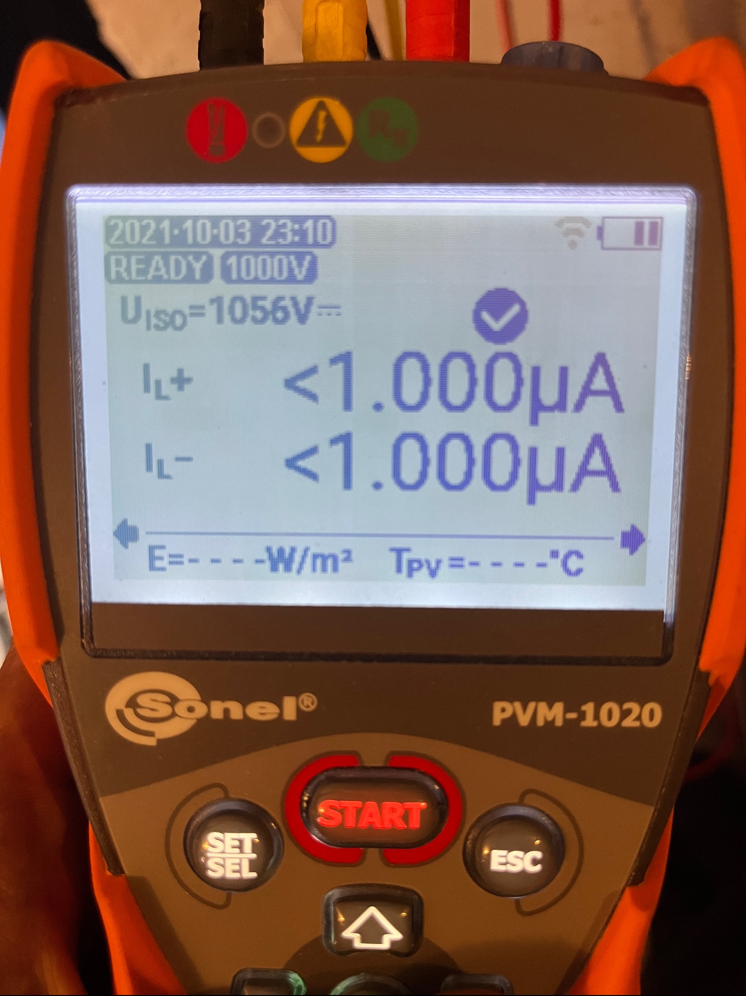 Miernik Sonel PVM-1020 z wyświetlonymi wartościami pomiarowymi prądu dla instalacji. Widoczny napis 'READY 1000V' oraz wartości mniejsze niż 1.000 μA.