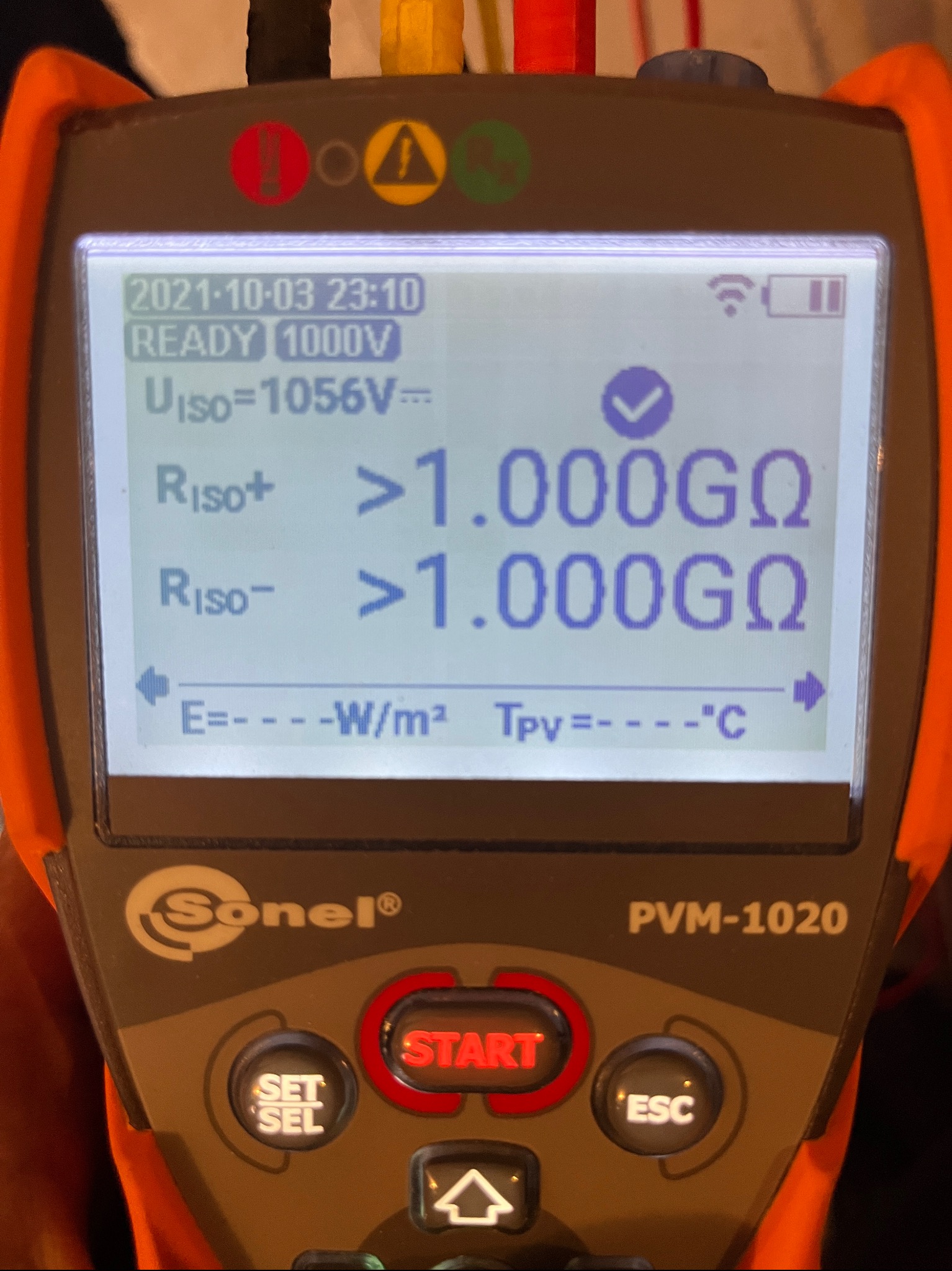 Miernik Sonel PVM-1020 z wyświetlonymi wynikami pomiaru rezystancji izolacji powyżej 1.000 GΩ, wskazujący na gotowość do pracy przy napięciu 1000V.