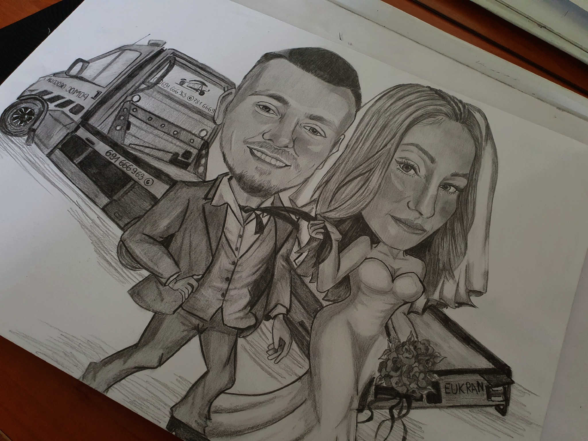 Ręcznie rysowana karykatura pary młodej w formacie A3, z samochodem pomocy drogowej w tle i numerem telefonu widocznym na pojeździe.