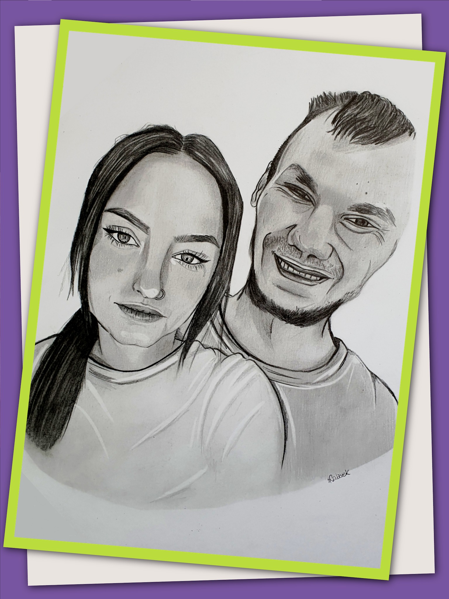 Ołówkowy portret pary na papierze, oprawiony w zieloną ramkę, widoczny podpis autora w prawym dolnym rogu.