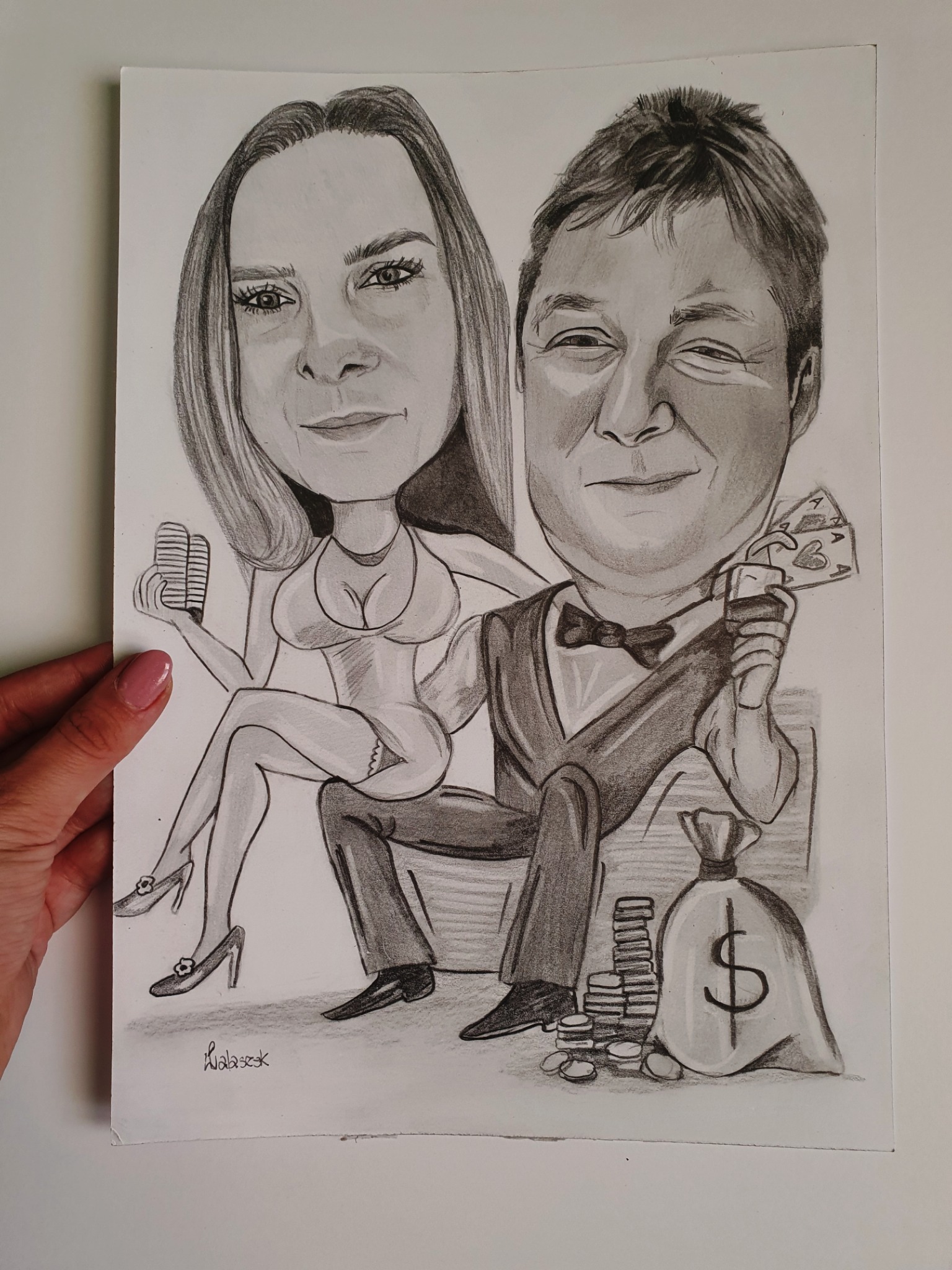 Ręcznie rysowany ołówkiem portret karykaturalny pary siedzącej obok worka z pieniędzmi i żetonami, kobieta trzyma żetony, a mężczyzna karty.