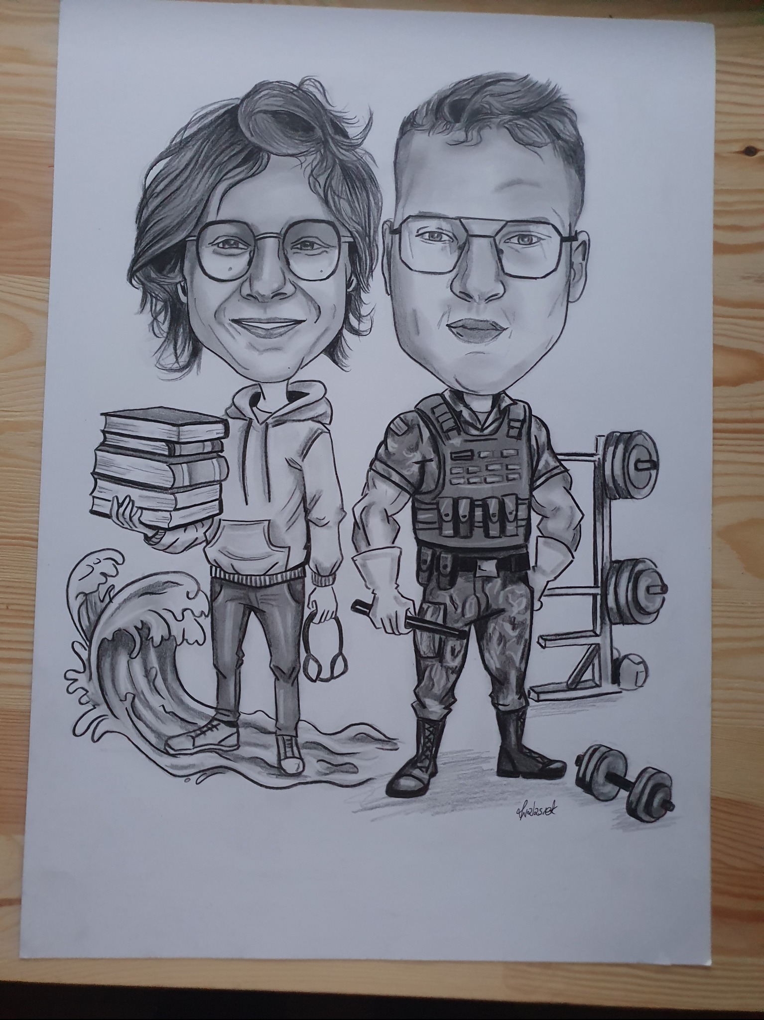 Ręcznie rysowany czarno-biały portret karykaturalny dwóch osób: studenta z książkami i żołnierza z ciężarami, na białym papierze z podpisem autora.