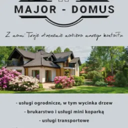 Reklama firmy Major-Domus oferującej usługi ogrodnicze, brukarskie i transportowe. Na górze logo firmy z grafiką domu i drzew. Poniżej zdjęcie domu z ogrodem pełnym różowych kwiatów. Na dole...