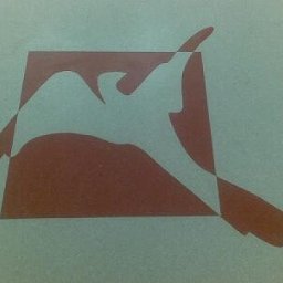 DĄBROWA GÓRNICZA - Abstrakcyjna grafika przedstawiająca białego ptaka w locie, częściowo przesłoniętego przez ciemnoczerwony kwadrat na szarozielonym tle.