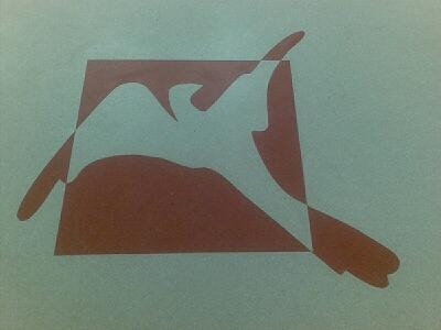 Abstrakcyjna grafika przedstawiająca białego ptaka w locie, częściowo przesłoniętego przez ciemnoczerwony kwadrat na szarozielonym tle.