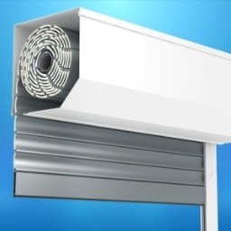 ALMAR DI - Przekrój przez zwiniętą roletę zewnętrzną z widocznym mechanizmem i częściowo opuszczonym pancerzem w kolorze szarym, na jednolitym niebieskim tle.