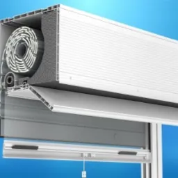 Przekrój poprzeczny rolety zewnętrznej z widocznym mechanizmem zwijania, lamele w kolorze białym, na tle niebieskiego gradientu.