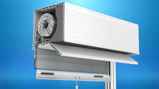 Przekrój poprzeczny rolety zewnętrznej z widocznym mechanizmem zwijania, lamele w kolorze białym, na tle niebieskiego gradientu.