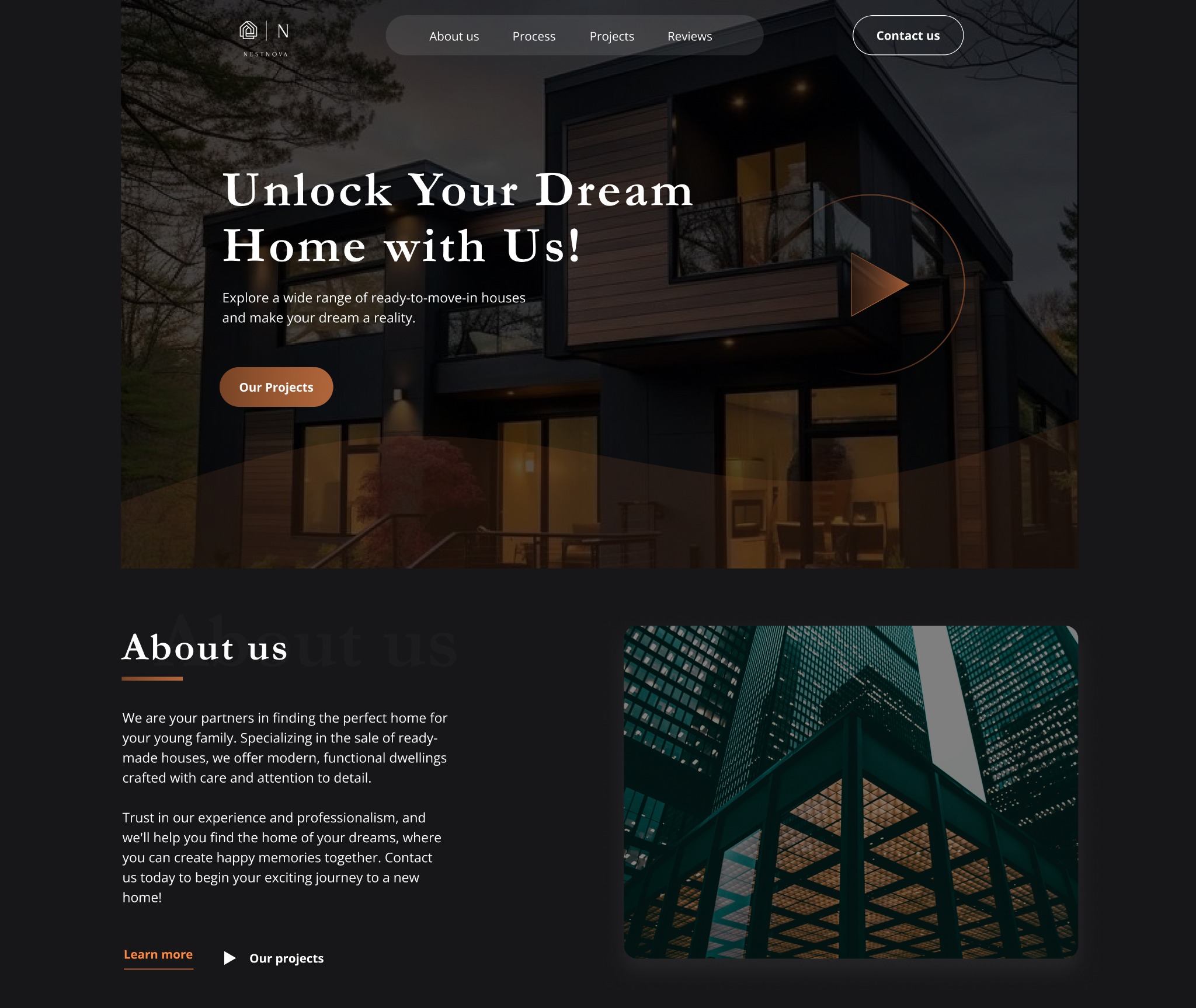 Strona internetowa z nowoczesną architekturą domu jednorodzinnego, prezentująca ofertę sprzedaży nieruchomości, z przyciskami nawigacyjnymi i hasłem 'Unlock Your Dream Home with Us!'.