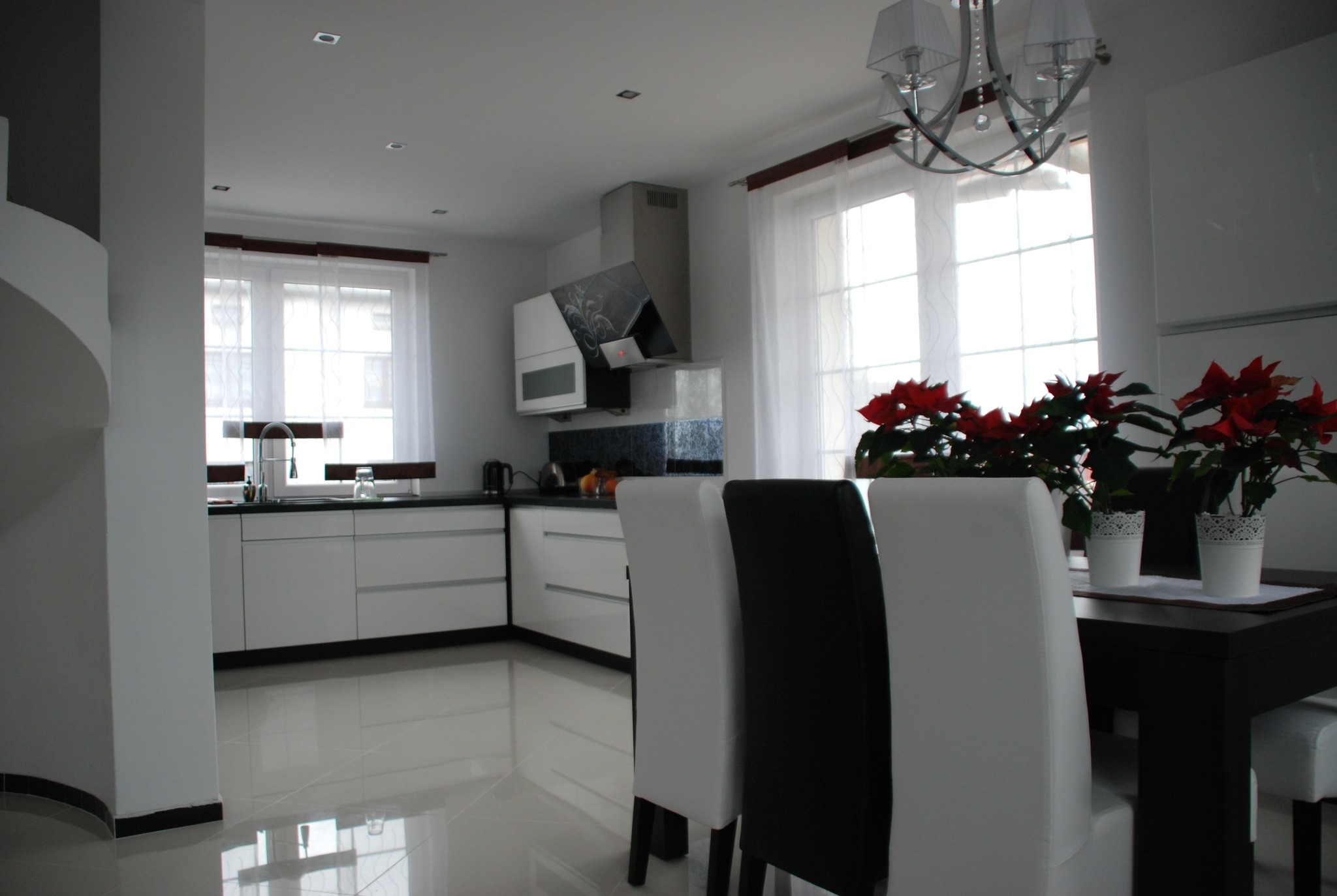 Biały wysoki połysk, uchwyt listwowy aluminiowy