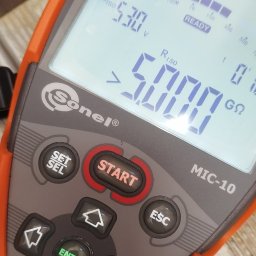 ELEKTROŁUK Łukasz Bogielczyk - Miernik Sonel MIC-10 z wyświetlanym wynikiem pomiaru rezystancji izolacji powyżej 5000 GΩ i napięciem 530 V.