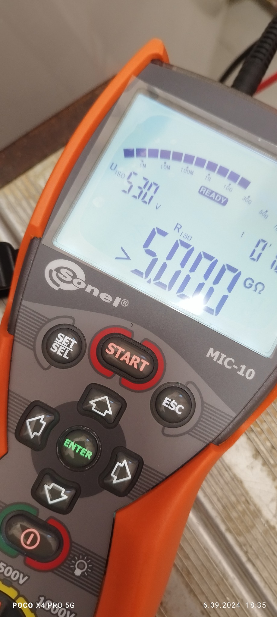 Miernik Sonel MIC-10 z wyświetlanym wynikiem pomiaru rezystancji izolacji powyżej 5000 GΩ i napięciem 530 V.