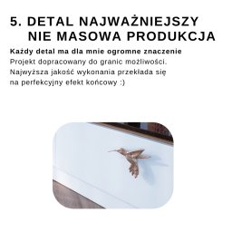 Piotr Krawczyk Studio Projektowe - Biały front meblowy z dekoracyjnym uchwytem w kształcie kolibra w kolorze miedzi. Widoczne fragmenty blatu i podłogi.