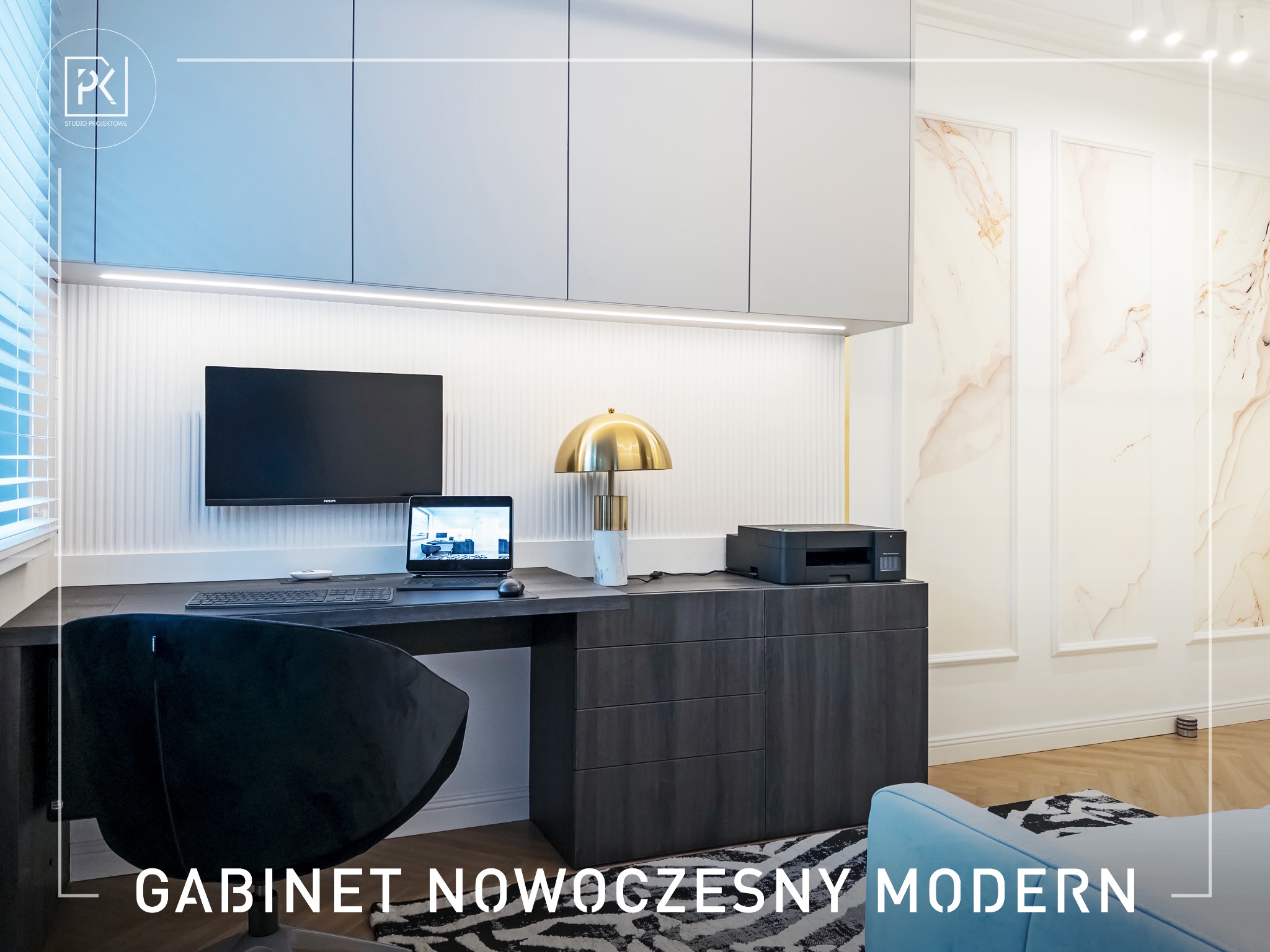 Nowoczesny gabinet z biurkiem, krzesłem obrotowym i szafkami w odcieniach szarości, oświetlony lampą z kloszem w kolorze złota, z drukarką na blacie szafki i dekoracyjną ścianą w tle.