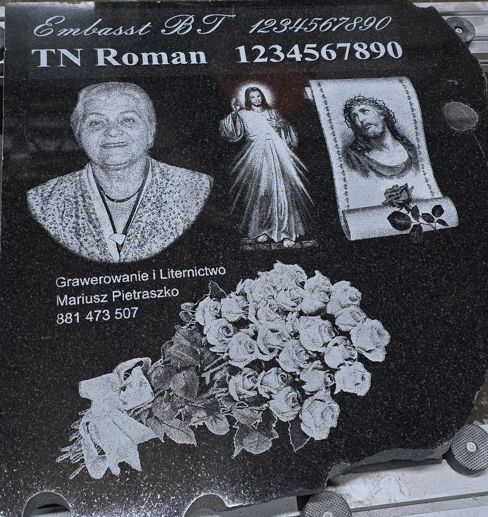 Czarny, polerowany nagrobek z wygrawerowanymi portretami, wizerunkami religijnymi, bukietem róż oraz danymi kontaktowymi firmy grawerskiej Mariusz Pietraszko.