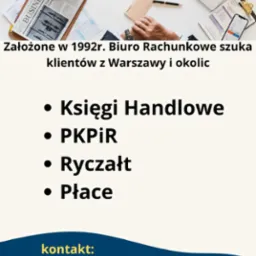 Biurko z laptopem, kalkulatorem, filiżanką kawy, smartfonem i dokumentami, ręka mężczyzny z zegarkiem trzymająca długopis nad notatnikiem. Na biurku gazeta z nagłówkiem 'BUSINESS'.