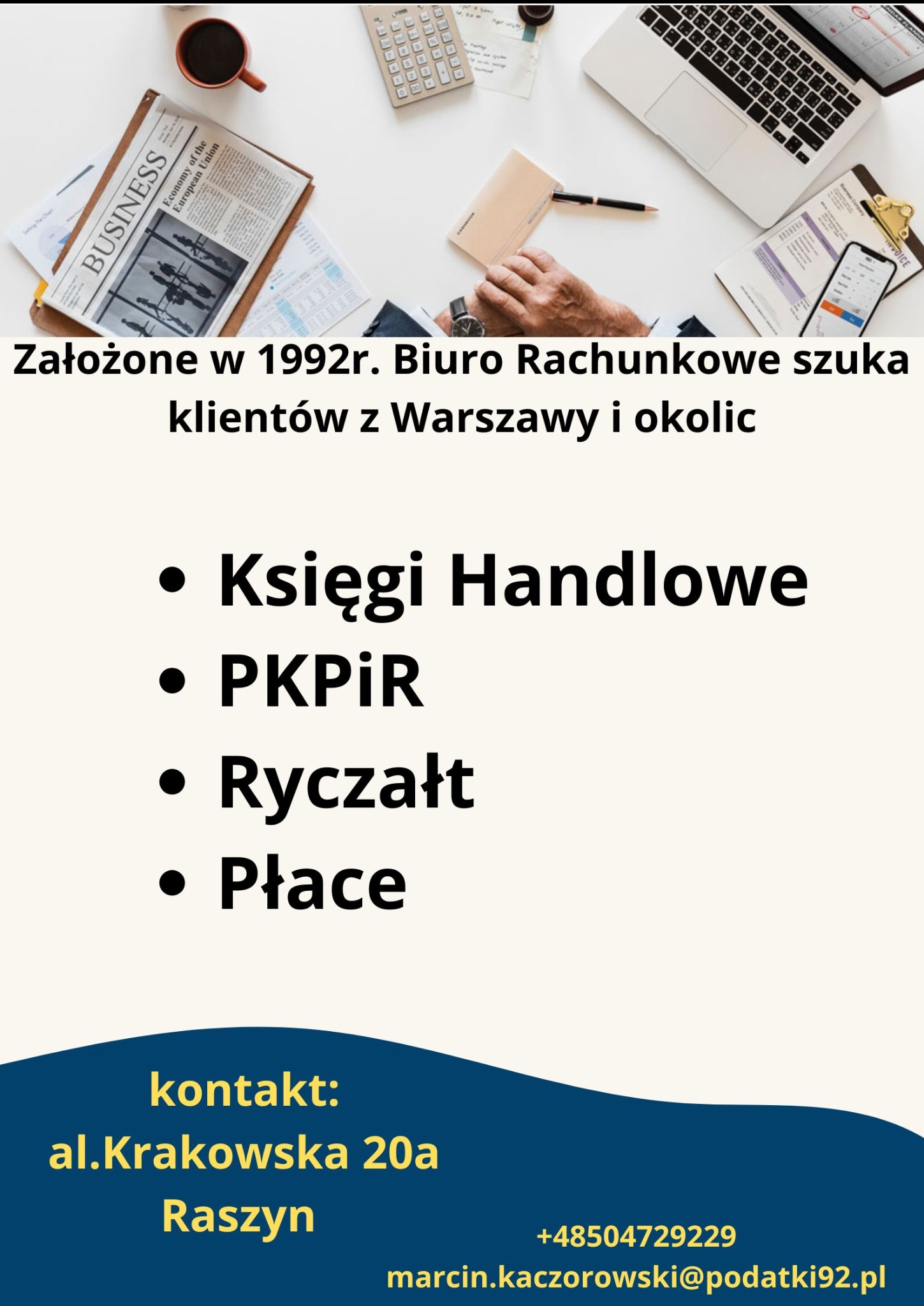 Biurko z laptopem, kalkulatorem, filiżanką kawy, smartfonem i dokumentami, ręka mężczyzny z zegarkiem trzymająca długopis nad notatnikiem. Na biurku gazeta z nagłówkiem 'BUSINESS'.