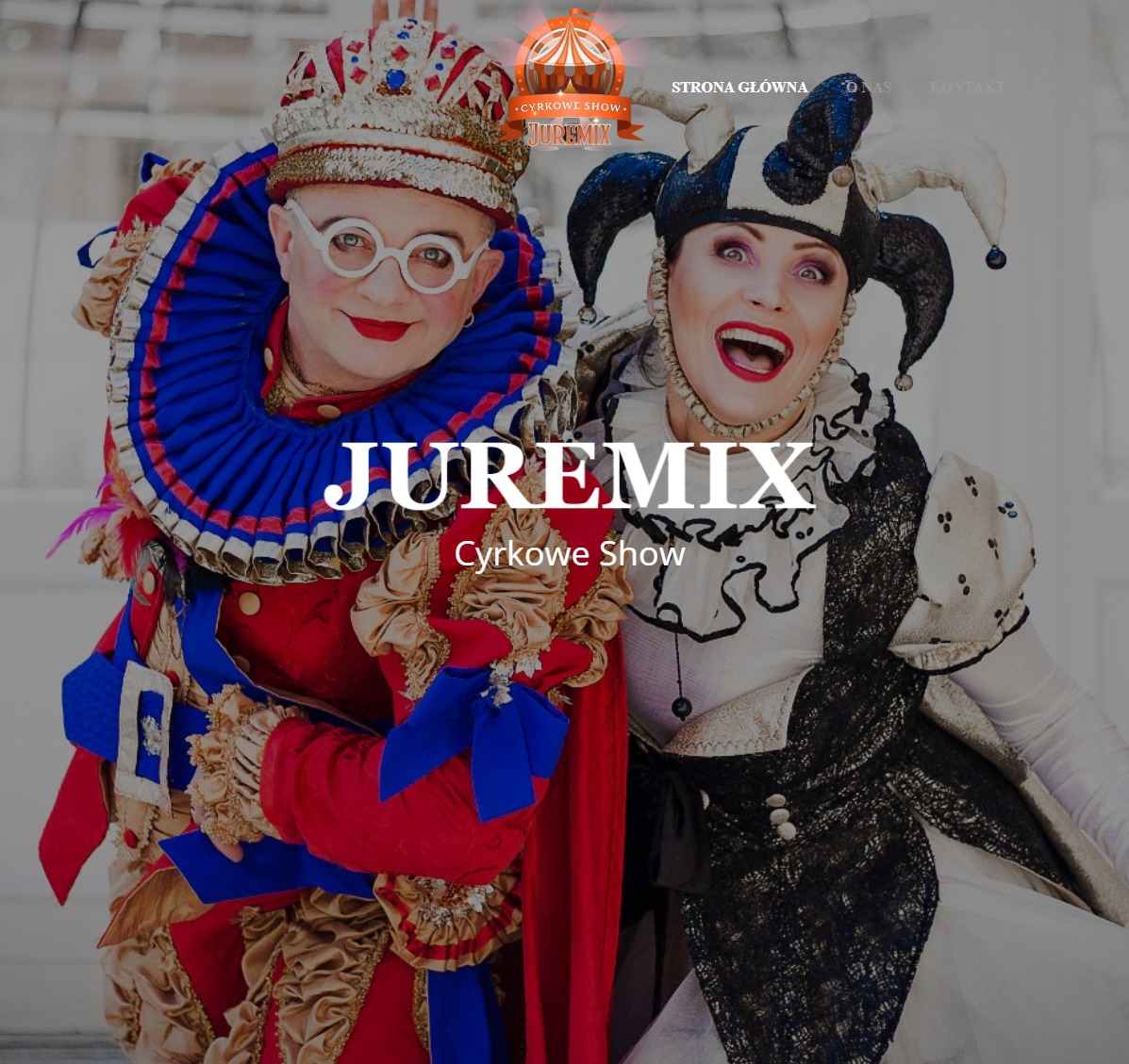 Strona internetowa cyrku: Dwóch artystów cyrkowych w kostiumach, król w koronie i błazen w czarno-białym stroju, uśmiechnięci na tle strony internetowej z logo i nazwą 'JUREMIX Cyrkowe Show'.