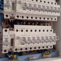 Rozdzielnica elektryczna z zamontowanymi bezpiecznikami EATON i licznikiem ORNO, okablowanie z oznacznikami, widok z bliska.