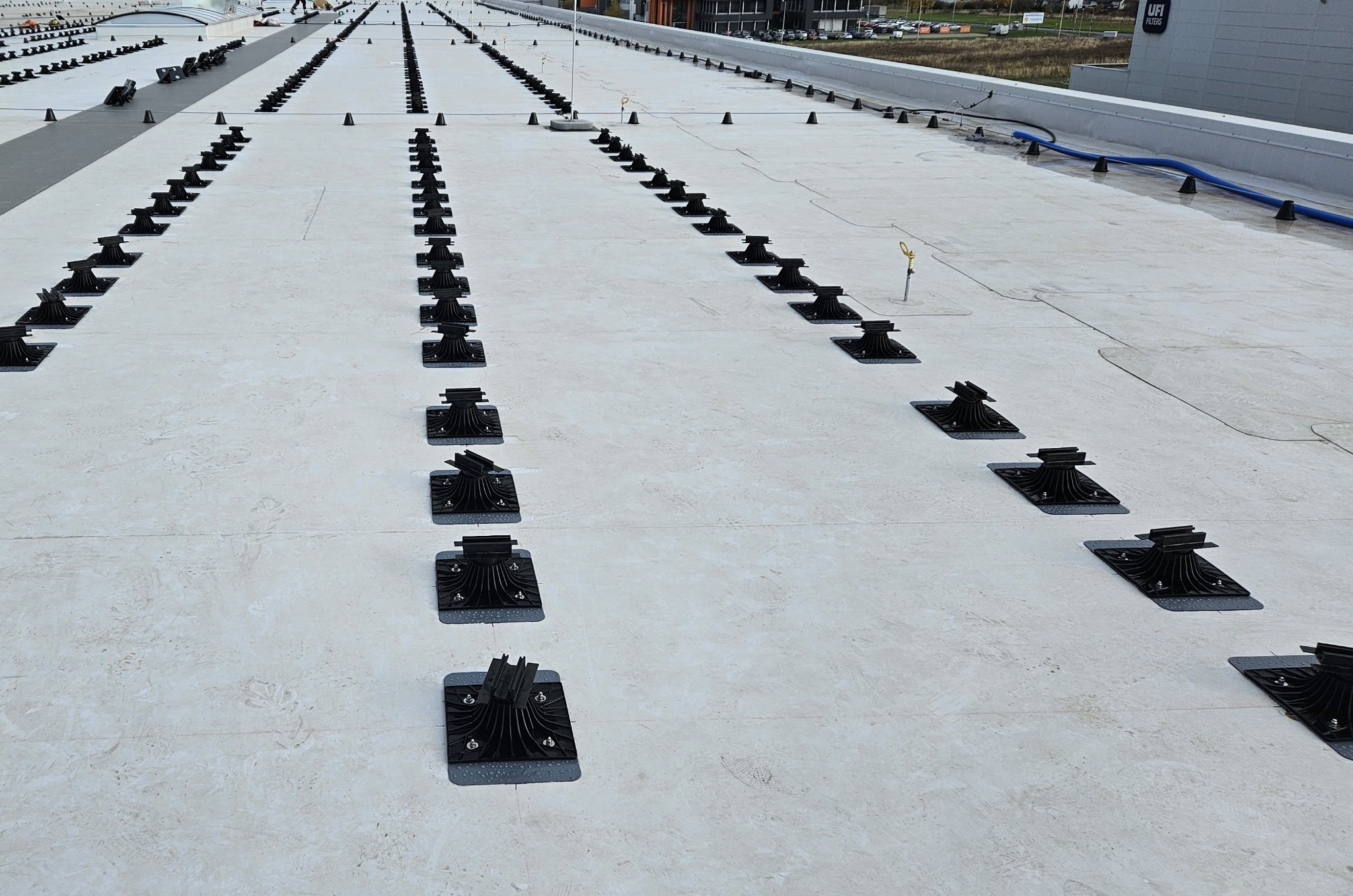 Montaż podstaw pod panele fotowoltaiczne