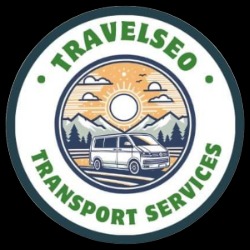 Okrągłe logo Travelseo Transport Services z ilustracją białego vana na tle górskiego krajobrazu i wschodzącego słońca.