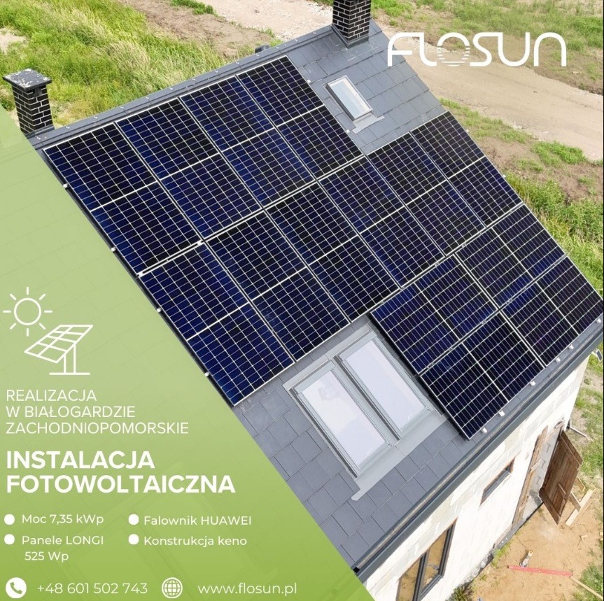 Instalacja paneli słonecznych na szarym dachu domu jednorodzinnego z oknami dachowymi. Widok z góry, ukośny kadr. Reklama firmy Flosun.