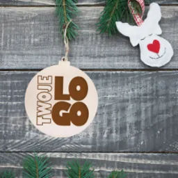 Drewniana bombka z grawerem logo