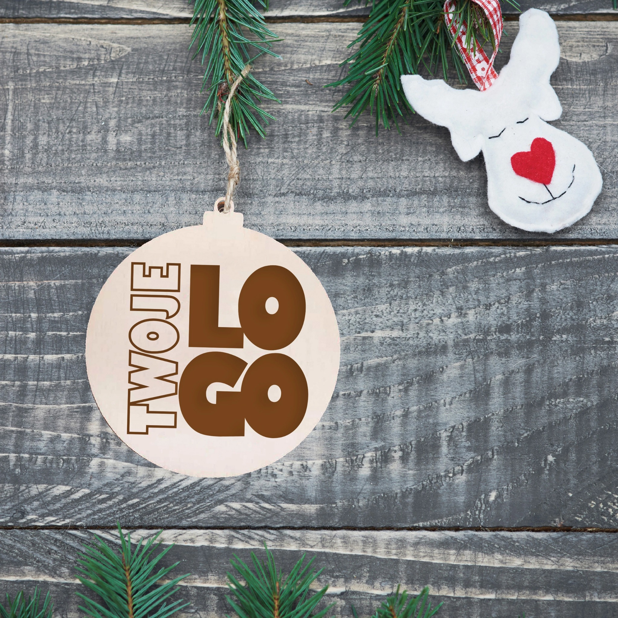 Drewniana bombka z grawerem logo