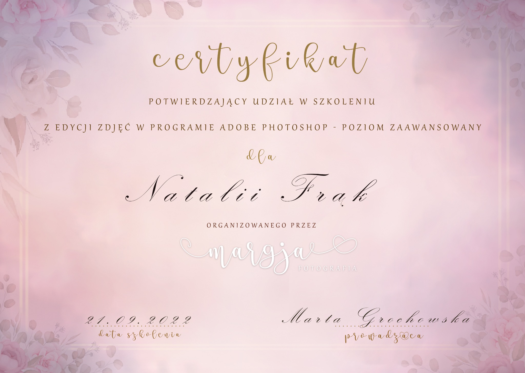 Certyfikat ukończenia szkolenia z edycji zdjęć w Adobe Photoshop dla Natalii Frak, z datą 21.09.2022, organizowanego przez Margja Fotografia i prowadzonego przez Martę Grochowską. Certyfikat...