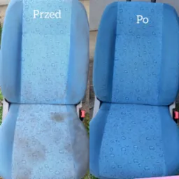 Fotografia przedstawia fotel samochodowy z podziałem na 'przed' i 'po' czyszczeniu, ukazując różnicę w wyglądzie tapicerki. Po lewej stronie widoczne są plamy i zabrudzenia, natomiast po prawej...