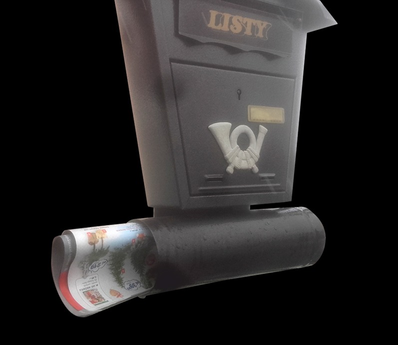 Czarna skrzynka pocztowa z napisem 'LISTY' i symbolem rogu pocztowego, z której wystaje zwinięta ulotka reklamowa z motywem świątecznym.