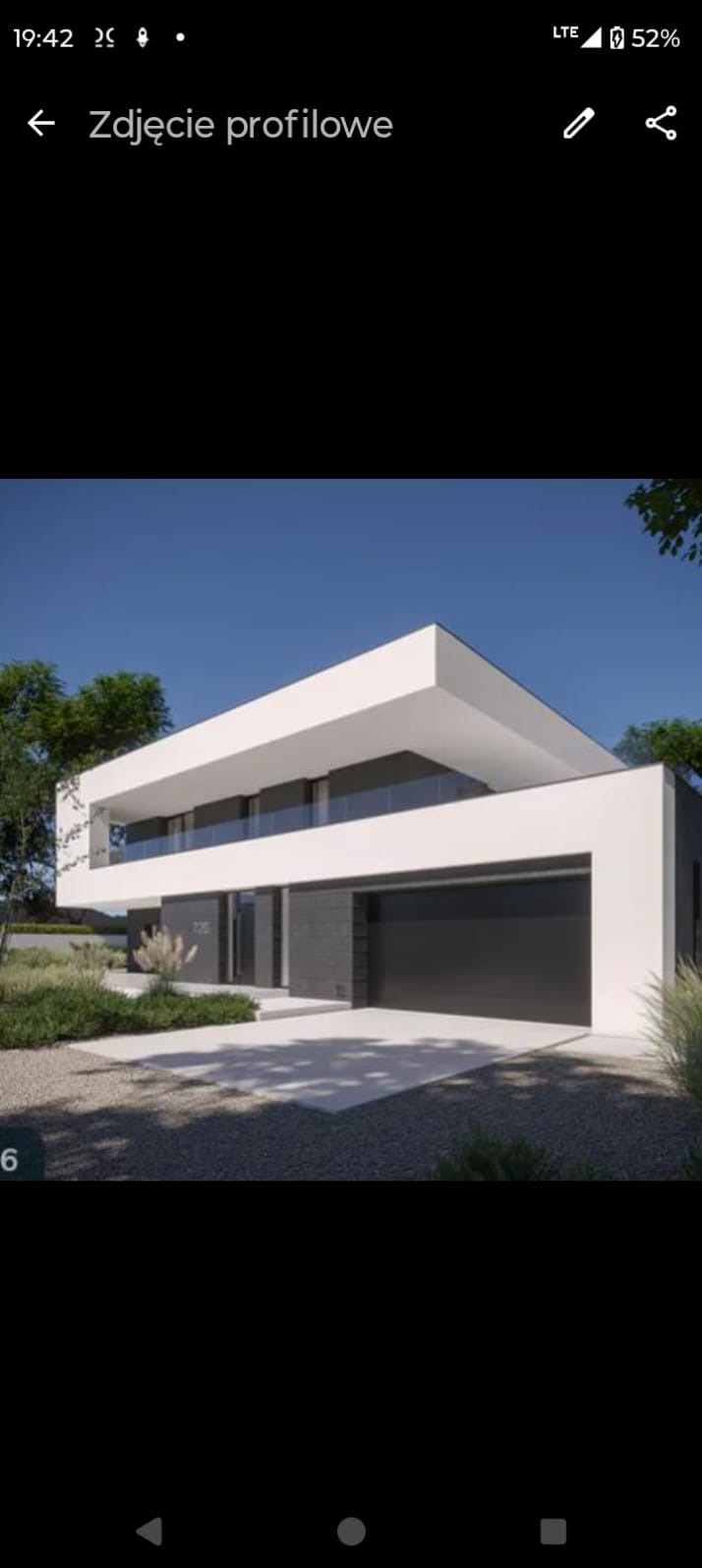 Dwukondygnacyjny dom z płaskim dachem w nowoczesnym stylu z garażem, otoczony zielenią. Elewacja w kolorach bieli i szarości.