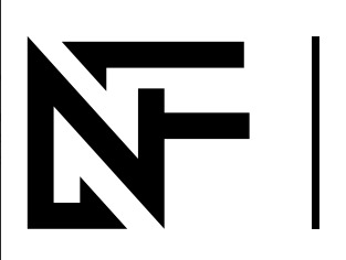 Czarno-białe logo z abstrakcyjnym motywem litery N i F, z ukośną linią przecinającą literę N. Minimalistyczny design z grubymi liniami i wyraźnym kontrastem.