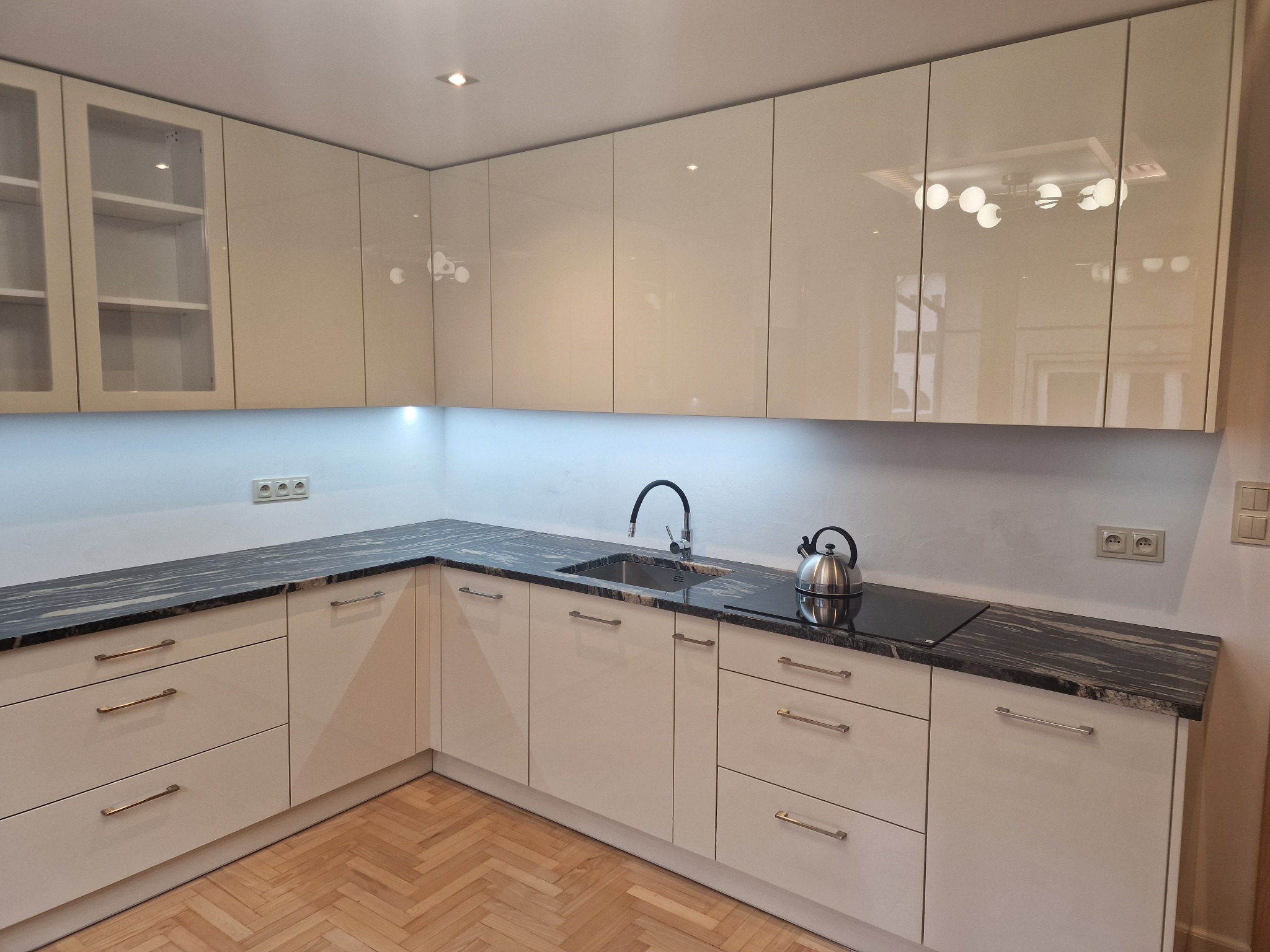 Kuchnia z frontami lakierowanymi RAL 1013 i blatem granitowym