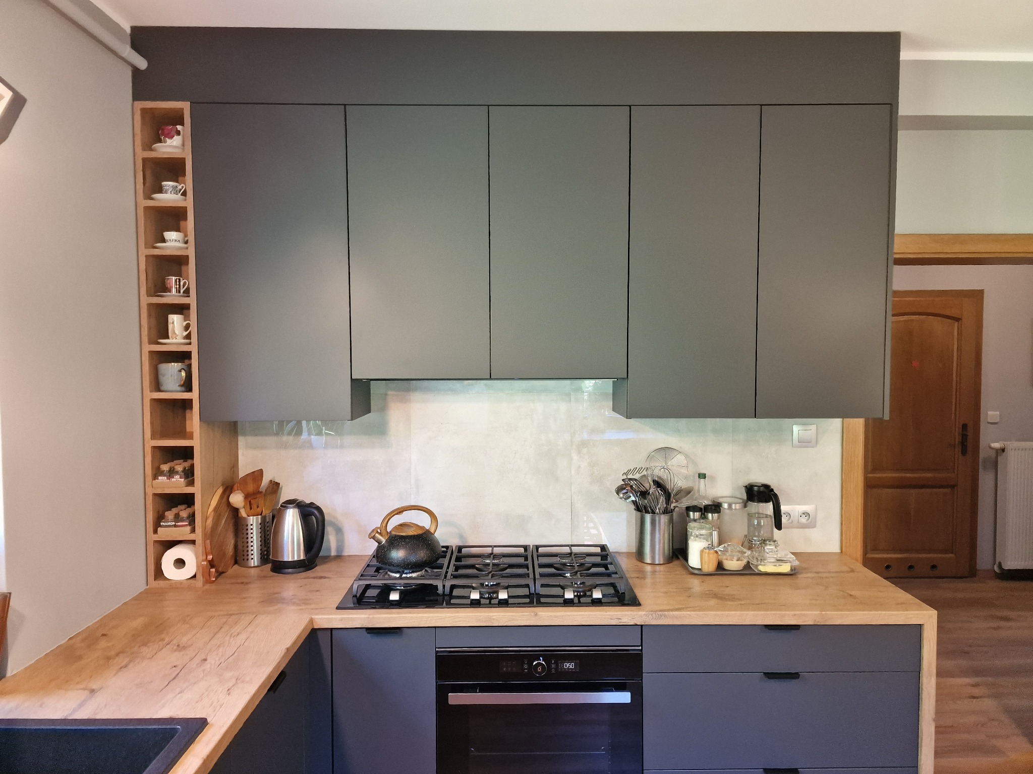 Kuchnia z frontami akrylowymi w kolorze antracyt i blatem w kolorze Dąb Lancelot