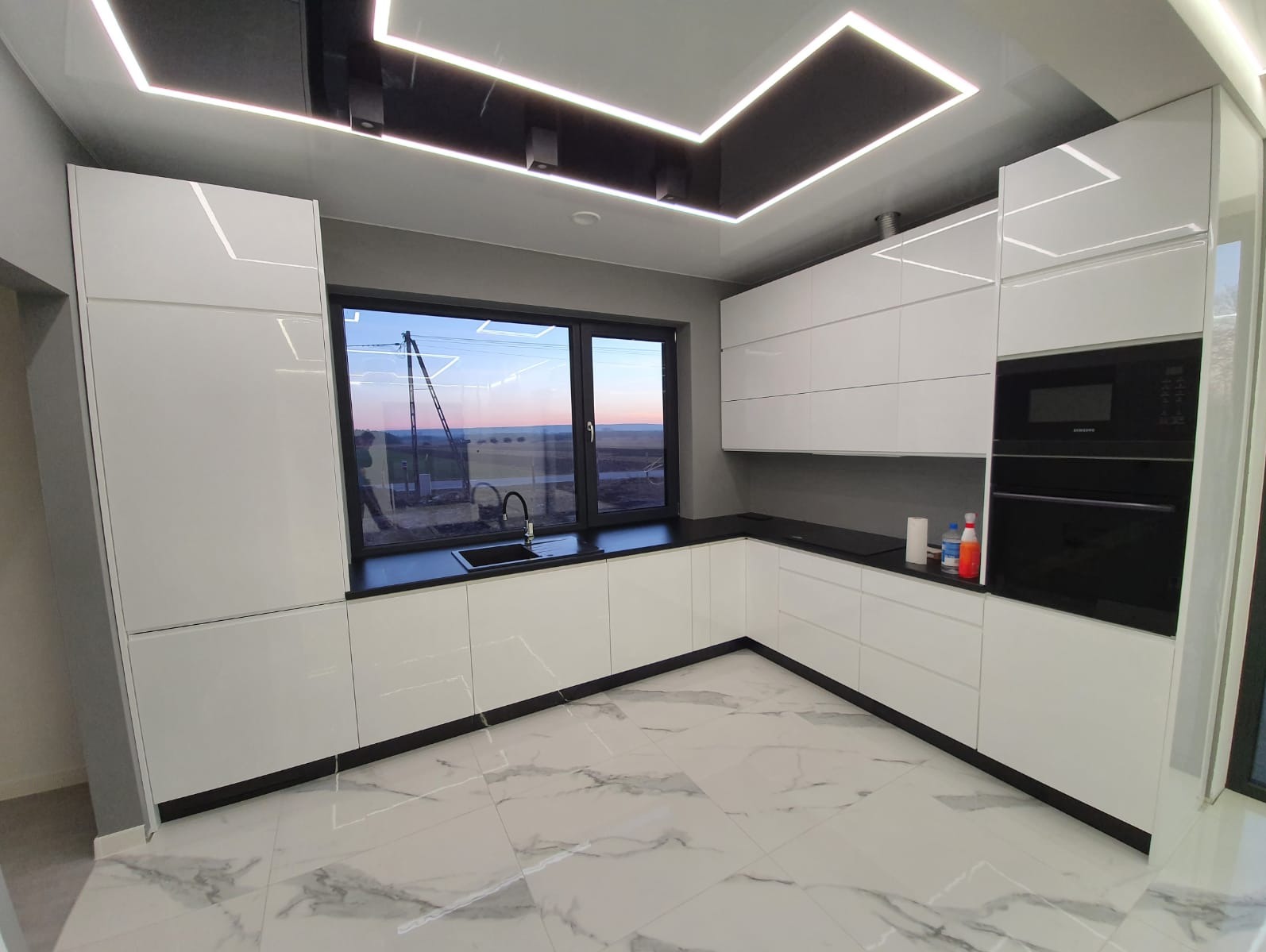 Kuchnia z frontami lakierowanymi na połysk i uchwytem frezowanym