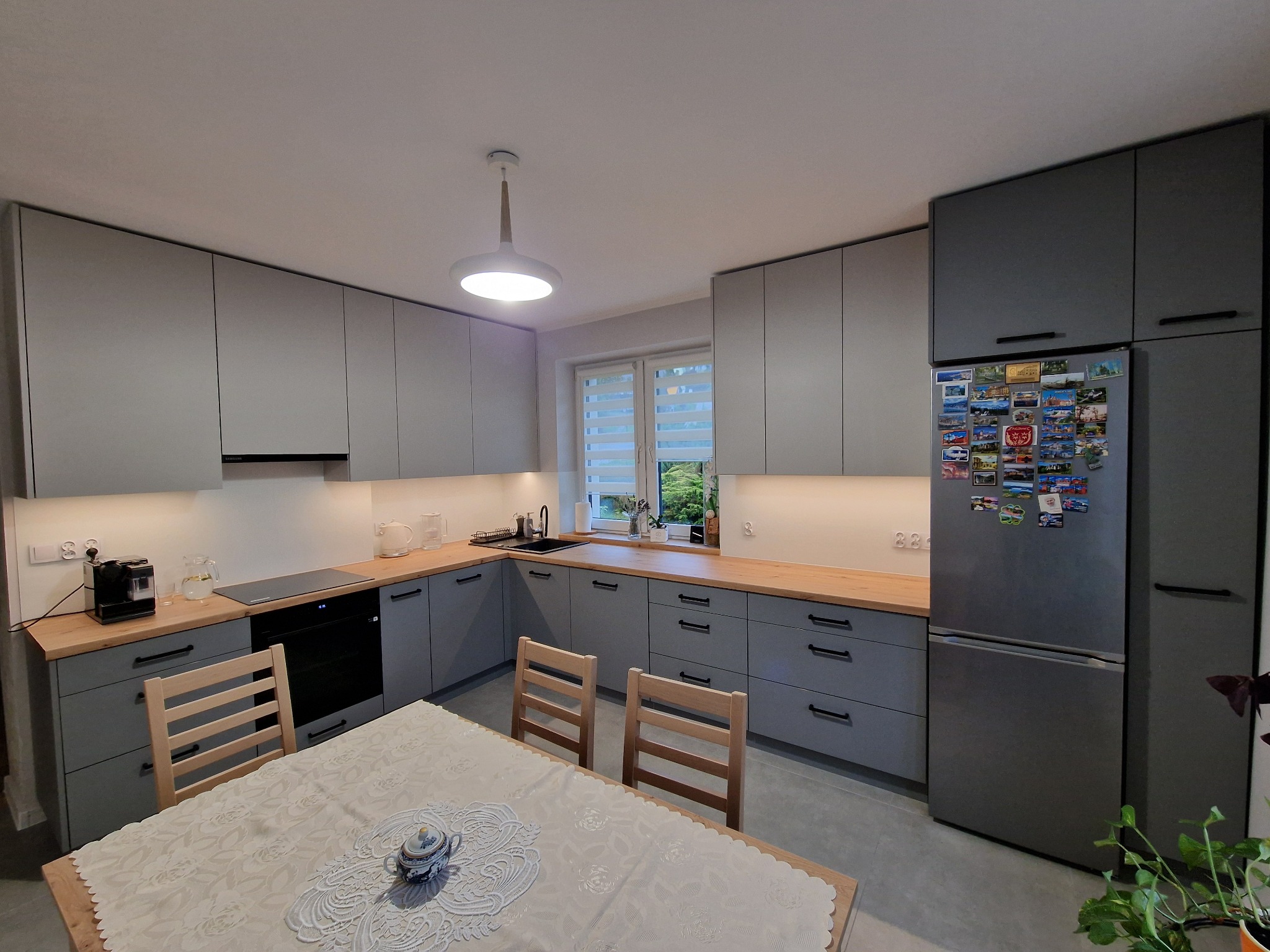 Kuchnia z frontami akrylowymi w kolorze popiel i granit z blatem Dąb Artisan