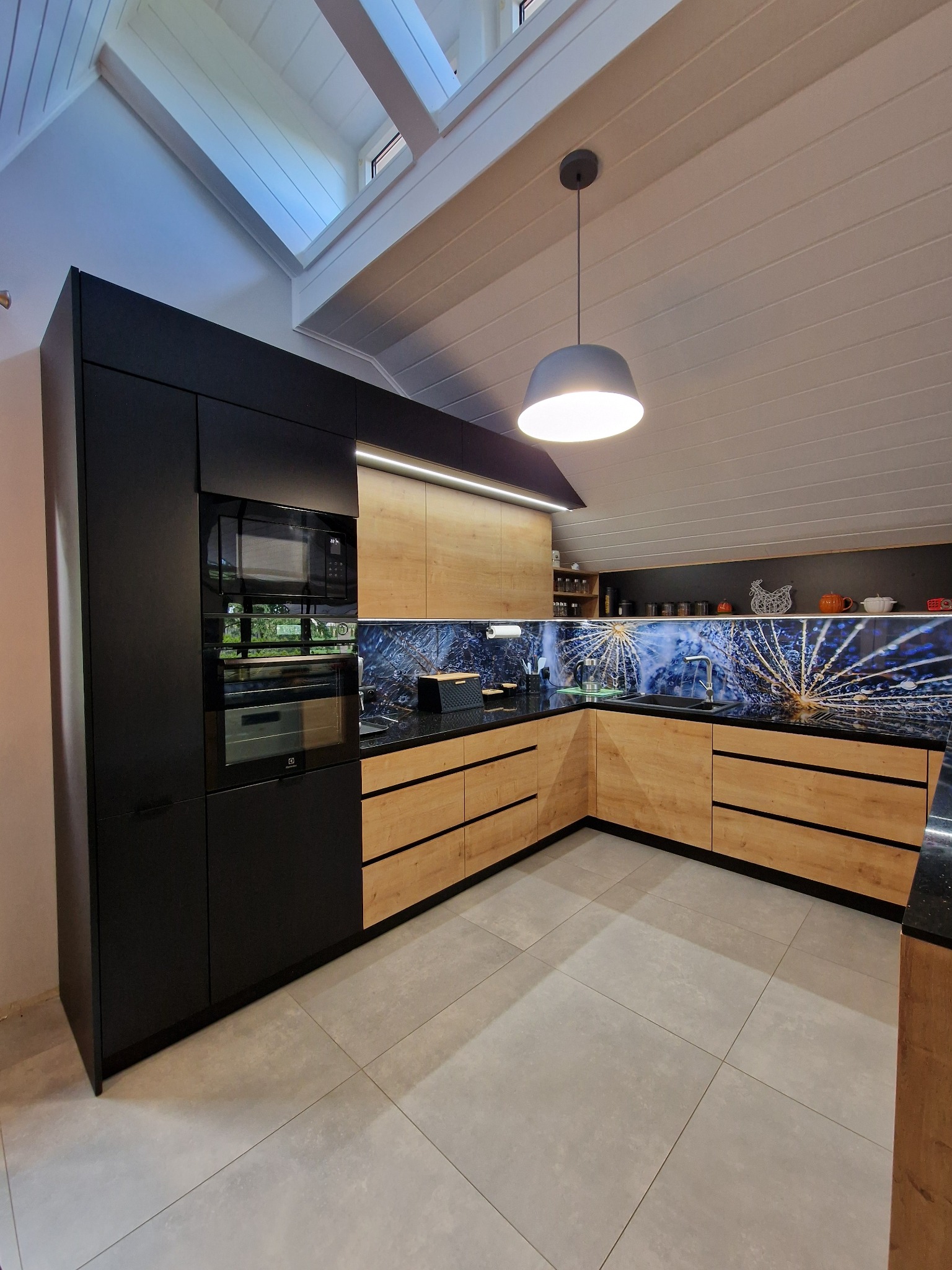 Kuchnia z frontami w kolorze czarny akryl i Dąb Hamilton z blatem granitowym