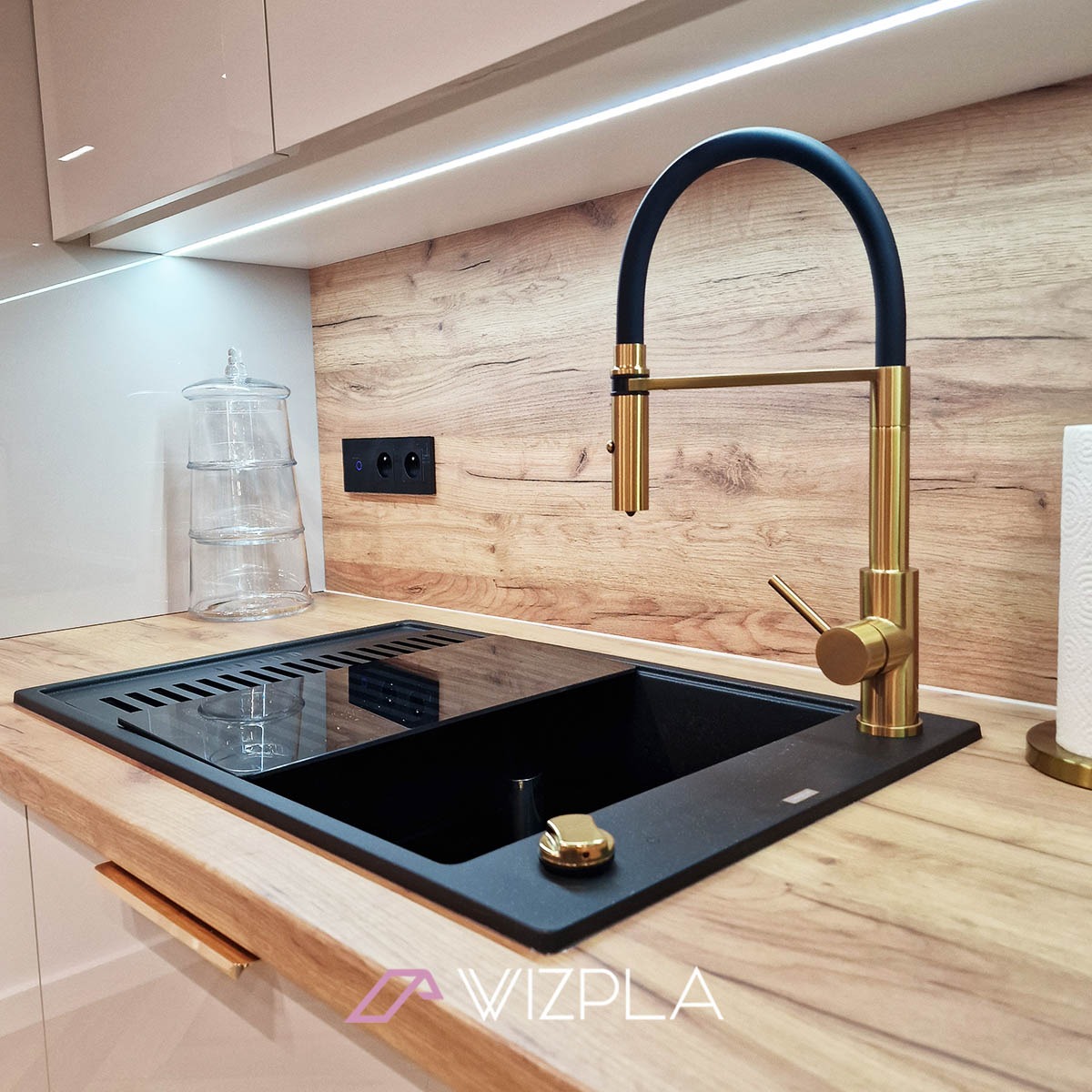 Zlew granitowy z złotymi dodatkami.