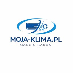 Moja-klima.pl - Niebieskie logo firmy Moja-Klima.pl z symbolem klimatyzacji, kroplą i zębatką, pod spodem nazwa firmy i imię Marcin Baron na białym tle.