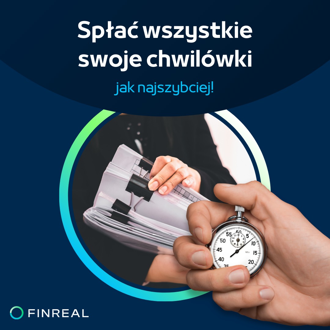 Ręka trzymająca stoper, obok stos dokumentów spiętych klipsami, symbolizujących szybkie rozwiązanie problemów finansowych.