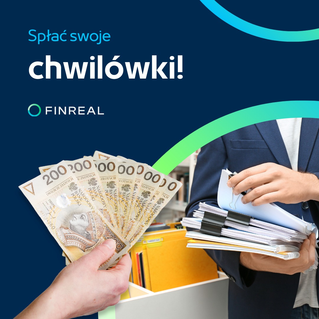 Osoba wręcza plik banknotów 200 zł innej osobie trzymającej dokumenty z czarnymi klipsami, na tle biurowych regałów z segregatorami, logo Finreal w lewym górnym rogu.