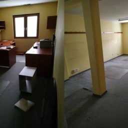 EkoBus - Opróżnianie mieszkań, sprzątanie piwnic, wywóz mebli - Dzielone zdjęcie biura przed opróżnianiem: po lewej biurka, krzesła, półki i sprzęt biurowy; po prawej pusta przestrzeń z odsłoniętą podłogą, kolumną i oknem.