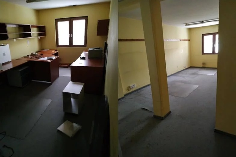 Dzielone zdjęcie biura przed opróżnianiem: po lewej biurka, krzesła, półki i sprzęt biurowy; po prawej pusta przestrzeń z odsłoniętą podłogą, kolumną i oknem.