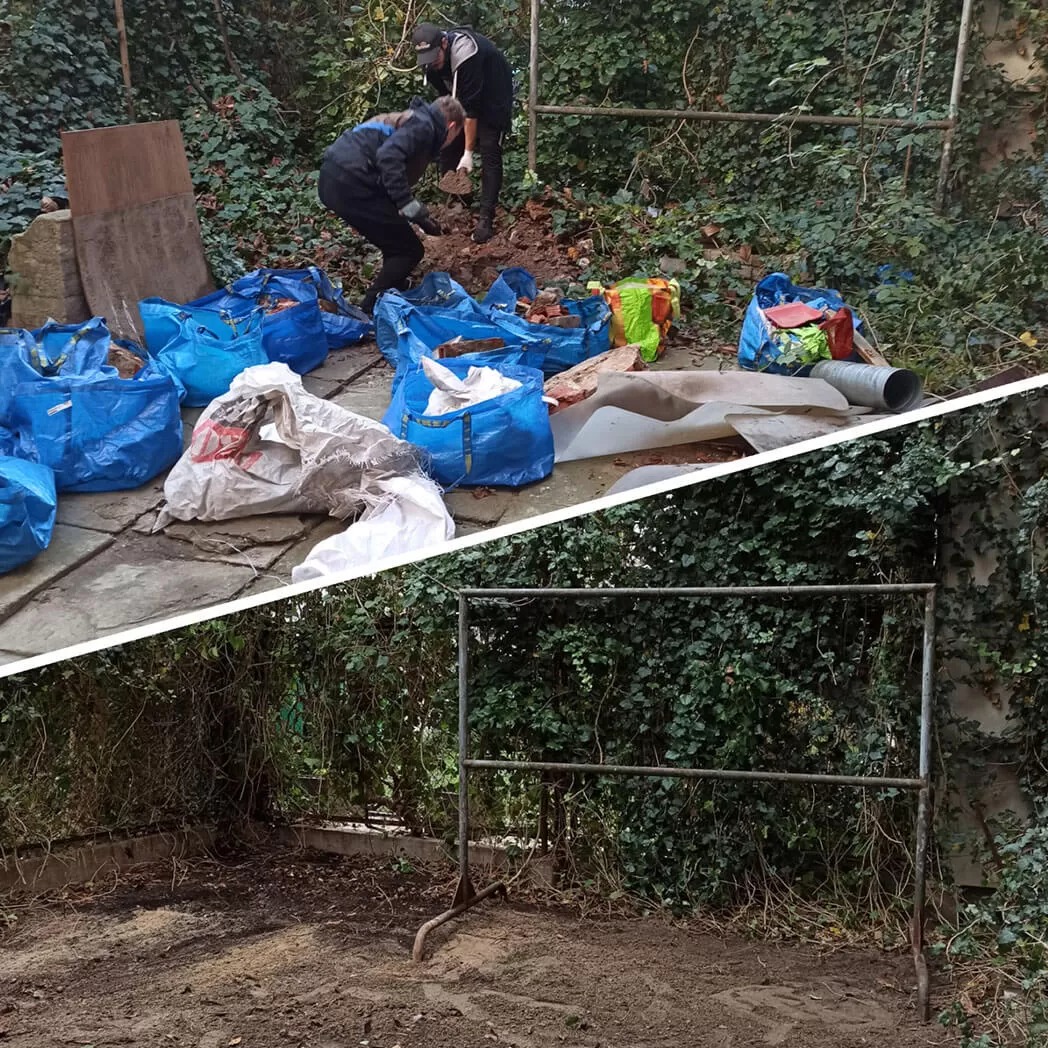 Dwie osoby w kombinezonach zbierają ziemię i gruz do niebieskich worków w zarośniętym ogrodzie, widok przed i po sprzątaniu.